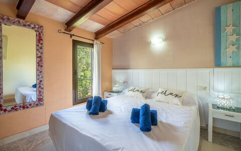Es Racó de Campos: Möbel, Interior Design, Bett, Schlafzimmer, Holz, Fussboden, Flooring, Bettdecke, Bedding, Linens