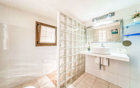 Es Racó de Campos: Wand, Interior Design, Flooring, Fussboden, Decke, Armatur, Badezimmer, Installation, Zimmer, Fliese