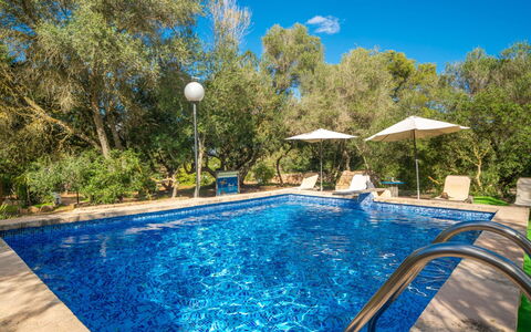Es Racó de Campos: Blau, Schwimmbad, Wasser, Resort, Reflexion, Schatten, Gartenmöbel, Eco Hotel, Reflecting Pool, Thermae