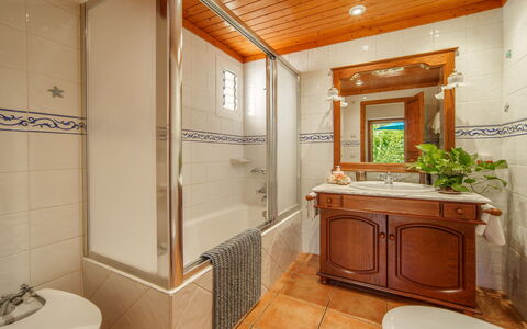 Cas Pobler: Badezimmer, Armatur, Interior Design, Bad Sink, Sinken, Flooring, Fussboden, Badezimmerschrank, Zapfhahn, Decke