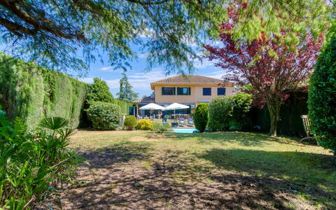La Suntuosidad – Torremirona: Blau, Strauch, Estate, Garten, Landscaping, Schatten, Villa, Bauernhaus, Hazienda, Rasen
