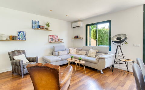 La Suntuosidad – Torremirona: Möbel, Interior Design, Couch, Flooring, Wand, Fussboden, Holz, Zimmer, Wohnzimmer, Bilderrahmen