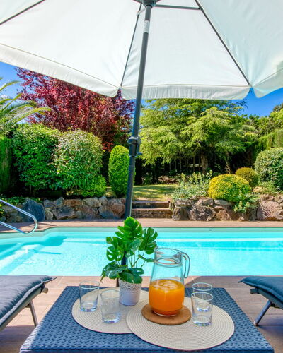 La Suntuosidad – Torremirona: Blau, Schwimmbad, Regenschirm, Gartenmöbel, Möbel, Resort, Schatten, Garten, Freizeit, Stuhl
