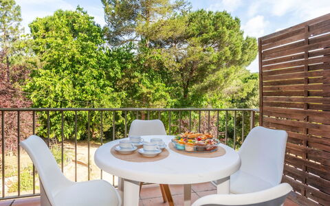 Sant Eloi: Möbel, Gartenmöbel, Tisch Im Freien, Stuhl, Veranda, Garten, Schatten, Deck, Holzbeize, Balkon