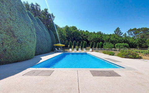 Chateau Payan: Blau, Schwimmbad, Freizeit, Garten, Hecke, Water Feature, Landscaping, Immergrün