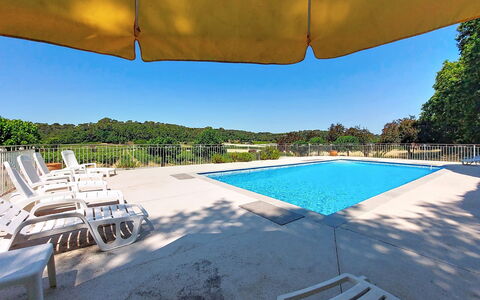 Chateau Payan: Blau, Schwimmbad, Gartenmöbel, Resort, Thermae, Sonnenliege, Eco Hotel, Schatten, Stuhl, Landscaping