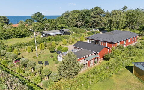 Velena - 150M from the Sea: Wohngebiet, Dach, Landschaft, Zuhause, Haus, Grundstueck, Estate, Vorort, Ground