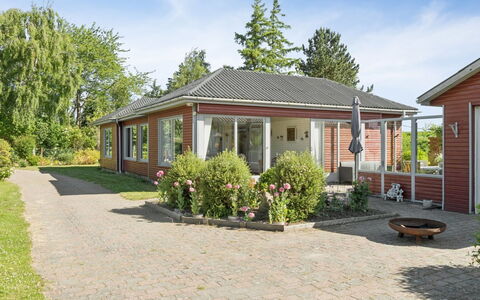 Velena - 150M from the Sea: Gebäude, Fenster, Haus, Dach, Zuhause, Wohngebiet, Strauch, Hütte, Tür