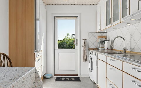 Velena - 150M from the Sea: Flooring, Holz, Küche, Interior Design, Fussboden, Küchengerät, Countertop, Major Appliance, Zuhause, Cabinetry