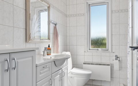 Velena - 150M from the Sea: Sinken, Armatur, Interior Design, Badezimmer, Flooring, Fussboden, Zapfhahn, Bad Sink, Badezimmerschrank, Cabinetry