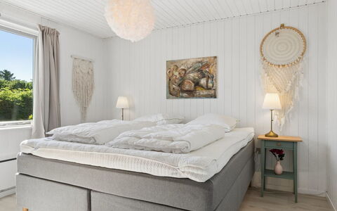 Velena - 150M from the Sea: Flooring, Fussboden, Schlafzimmer, Bett, Bedding, Bettrahmen, Linens, Bettdecke, Kissen, Matratze