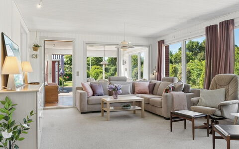 Velena - 150M from the Sea: Möbel, Couch, Interior Design, Flooring, Holz, Fussboden, Decke, Wohnzimmer, Zimmer