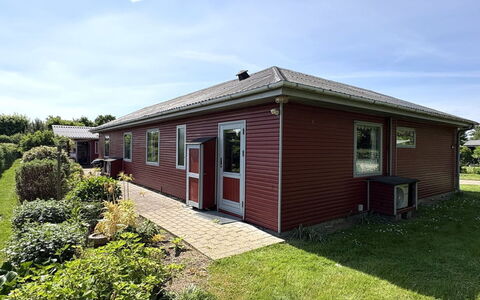 Velena - 150M from the Sea: Gras, Fenster, Dach, Haus, Strauch, Hütte, Zuhause, Wohngebiet, Grundstueck, Tür