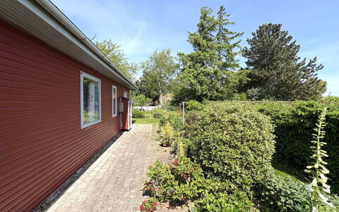Velena - 150M from the Sea: Strauch, Haus, Wohngebiet, Zuhause, Hütte, Grundstueck, Dach, Ground, Garten, Estate