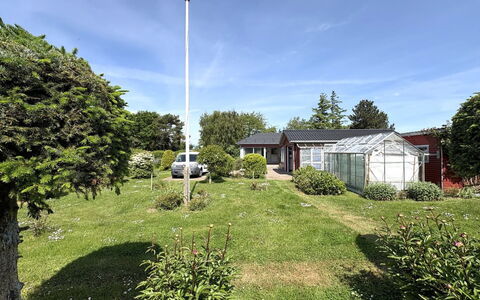 Velena - 150M from the Sea: Gras, Strauch, Haus, Dach, Wohngebiet, Garten, Zuhause, Grundstueck, Rasen