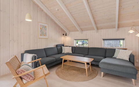 Kristine - 250M from the Sea: Holz, Flooring, Fussboden, Holzboden, Hartholz, Wohnzimmer, Holzbeize, Planke, Decke, Natürliches Material