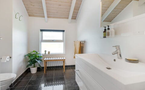 Kristine - 250M from the Sea: Flooring, Armatur, Interior Design, Decke, Fussboden, Badezimmer, Sinken, Zapfhahn, Bad Sink, Installation
