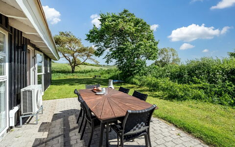 Kristine - 250M from the Sea: Gras, Zuhause, Grundstueck, Möbel, Hütte, Rasen, Schatten, Ground, Garten, Stuhl