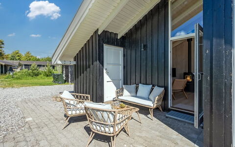 Kristine - 250M from the Sea: Schatten, Abstellgleis, Planke, Hartholz, Veranda, Hinterhof, Daylighting, Gartenmöbel