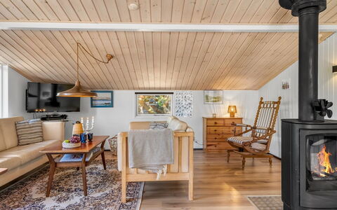 Into - 490M from the Sea: Flooring, Holz, Möbel, Fussboden, Interior Design, Decke, Holzboden, Beleuchtung, Wohnzimmer, Zimmer