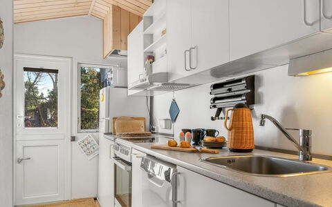 Into - 490M from the Sea: Küche, Küchengerät, Countertop, Major Appliance, Holz, Interior Design, Herd, Spüle, Haushaltsgerät, Decke
