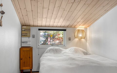 Into - 490M from the Sea: Wand, Interior Design, Holz, Decke, Schlafzimmer, Flooring, Fussboden, Light Fixture, Beleuchtung, Bett