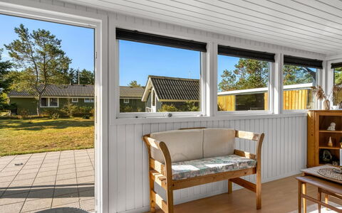 Into - 490M from the Sea: Holz, Flooring, Fussboden, Tür, Holzbeize, Veranda, Hartholz, Decke, Deck, Planke
