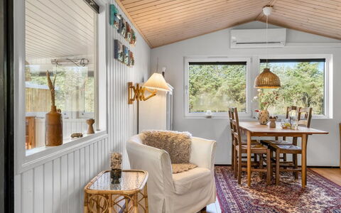 Into - 490M from the Sea: Interior Design, Holz, Möbel, Decke, Flooring, Fussboden, Wohnzimmer, Zuhause, Beleuchtung, Couch