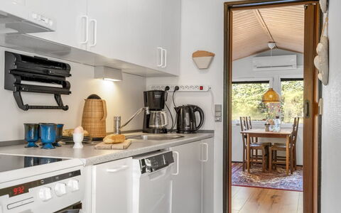 Into - 490M from the Sea: Interior Design, Möbel, Holz, Flooring, Küche, Fussboden, Decke, Countertop, Zimmer, Major Appliance