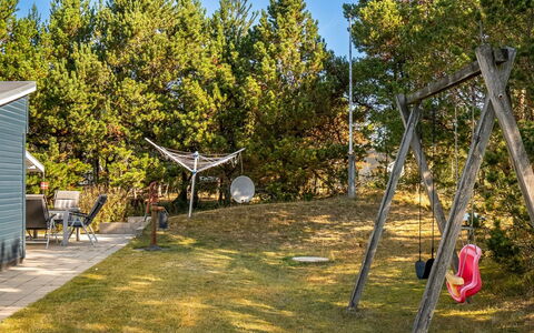 Into - 490M from the Sea: Grundstueck, Garten, Schatten, Rasen, Sonnenlicht, Spielmittel, Hinterhof, Landscaping, Garten, Spielplatz Rutsche