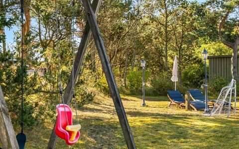 Into - 490M from the Sea: Spielmittel, Spielplatz Rutsche, Rutsche, Sonnenlicht, Freizeit, Spielplatz, Garten, Schatten, Park, Rasen