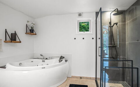 Eikka - from the Sea: Interior Design, Flooring, Armatur, Badewanne, Fussboden, Decke, Badezimmer, Zimmer, Installation, Zapfhahn