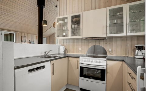 Eikka - from the Sea: Küche, Countertop, Flooring, Küchengerät, Interior Design, Decke, Holz, Major Appliance, Fussboden, Cabinetry