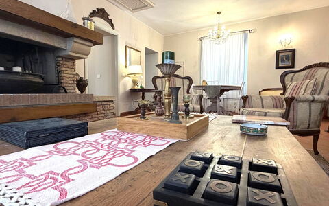 La Dimora del Leone: Möbel, Flooring, Interior Design, Fussboden, Holz, Wohnzimmer, Zimmer, Beleuchtung, Holzboden, Tabelle