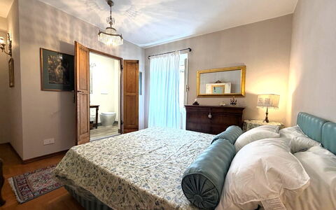 La Dimora del Leone: Möbel, Bett, Interior Design, Schlafzimmer, Bedding, Bettdecke, Fussboden, Flooring, Zimmer, Holz