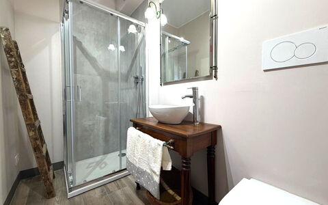La Dimora del Leone: Armatur, Badezimmer, Flooring, Interior Design, Fussboden, Installation, Zapfhahn, Spiegel, Zimmer, Sinken
