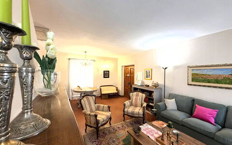 La Dimora del Leone: Möbel, Interior Design, Couch, Wand, Flooring, Holz, Fussboden, Wohnzimmer, Decke, Tabelle