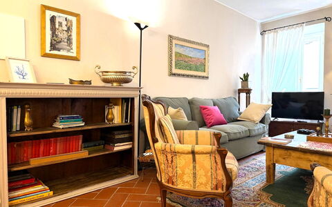 La Dimora del Leone: Möbel, Interior Design, Couch, Flooring, Wand, Holz, Fussboden, Zimmer, Wohnzimmer, Bilderrahmen