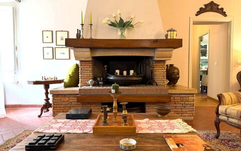 La Dimora del Leone: Möbel, Interior Design, Flooring, Holz, Feuerstelle, Wohnzimmer, Zimmer, Fussboden, Beleuchtung, Tabelle