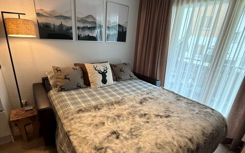 Snowfun B: Möbel, Bett, Interior Design, Schlafzimmer, Wand, Flooring, Fussboden, Holz, Linens, Zimmer