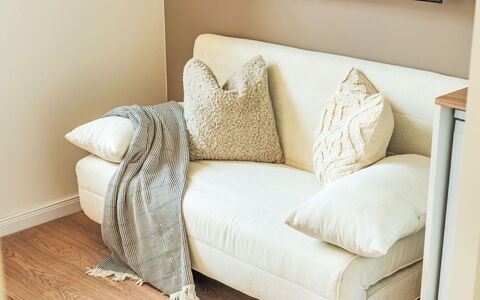 Soukenická: Möbel, Interior Design, Couch, Kissen, Holz, Fussboden, Flooring, Dekokissen, Textil, Wohnzimmer