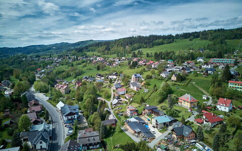 Rokytnice Nad Jizerou 2: Baum, Wohngebiet, Landschaft, Haus, Vogelperspektive, Vorort, Ländliches Gebiet, Menschliche Siedlung, Grundstueck, Dorf