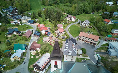 Rokytnice Nad Jizerou 2: Haus, Landschaft, Wohngebiet, Dach, Ländliches Gebiet, Vogelperspektive, Menschliche Siedlung, Dorf, Vorort, Luftaufnahmen