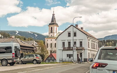 Rokytnice Nad Jizerou 2: Gebäude, Strassenbelag, \Stadt, Kirchturm, Strasse, Strasse, Menschliche Siedlung, Durchgangsstrasse, Turm, Vorort