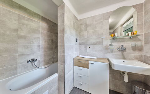 Rokytnice Nad Jizerou 81: Armatur, Flooring, Badezimmer, Fussboden, Interior Design, Bad Sink, Sinken, Zapfhahn, Decke, Installation