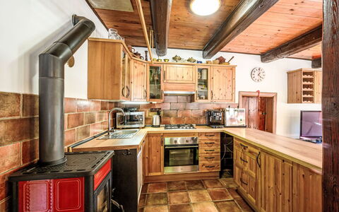 U Tří Medvědů: Küche, Holz, Möbel, Interior Design, Countertop, Flooring, Decke, Major Appliance, Küchengerät, Cabinetry