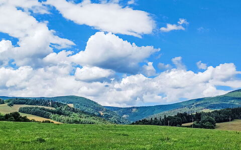 U Tří Medvědů: Himmel, Wolke, Blau, Daytime, Gras, Grün, Natürlichen Umgebung, Natur, Bergforms, Kumulus
