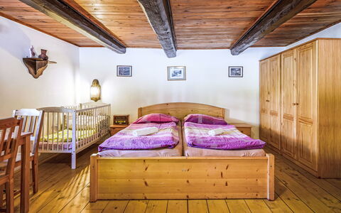 U Tří Medvědů: Holz, Interior Design, Fussboden, Schlafzimmer, Flooring, Decke, Zimmer, Bett, Möbel, Hartholz