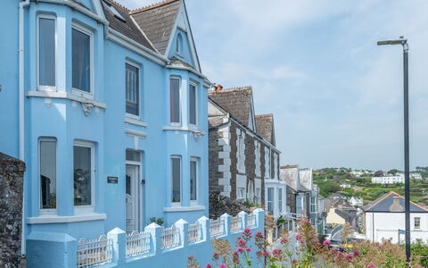 Smugglers View: Blau, Zuhause, Die Architektur, Haus, Wohngebiet, Balkon, Farbe, Villa, Abstellgleis