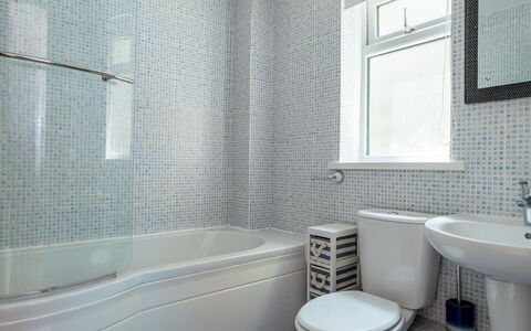 Smugglers View: Badezimmer, Armatur, Badewanne, Flooring, Fussboden, Interior Design, Toilette, Installation, Fliese, Zapfhahn